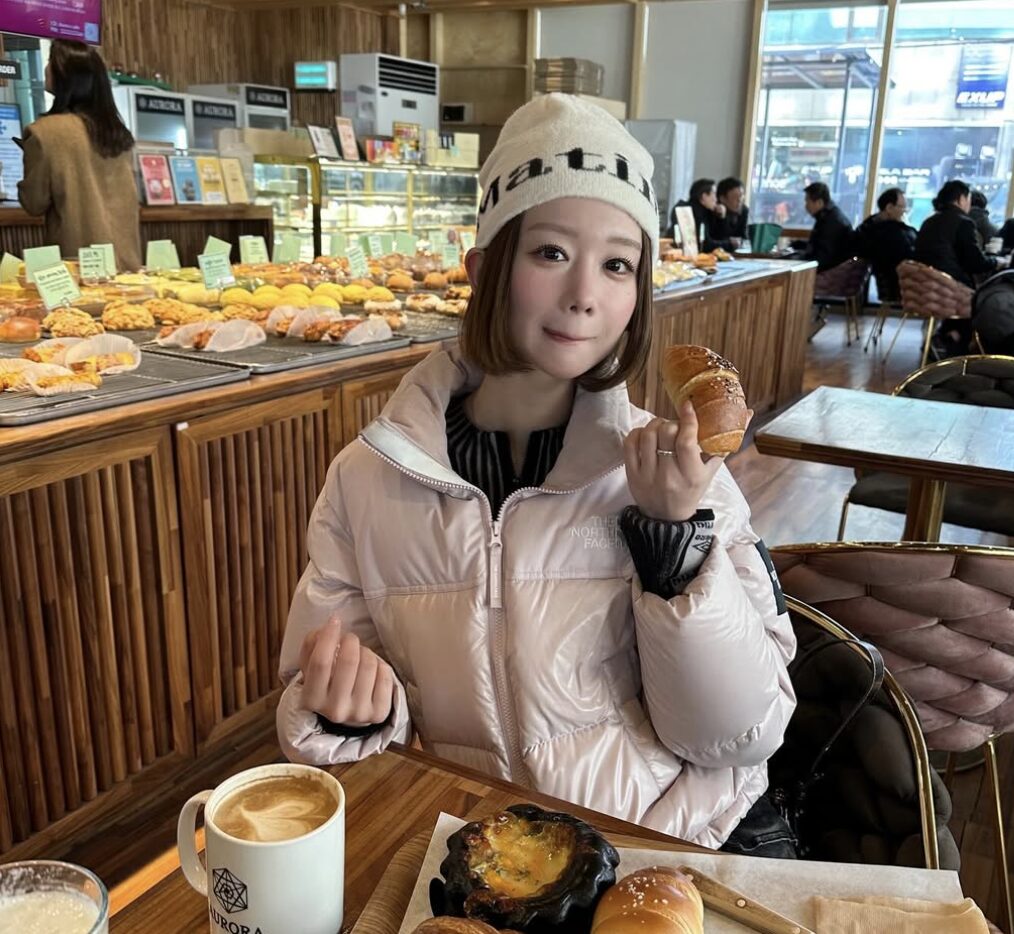 カフェで可愛い表情をするあらた唯さん
