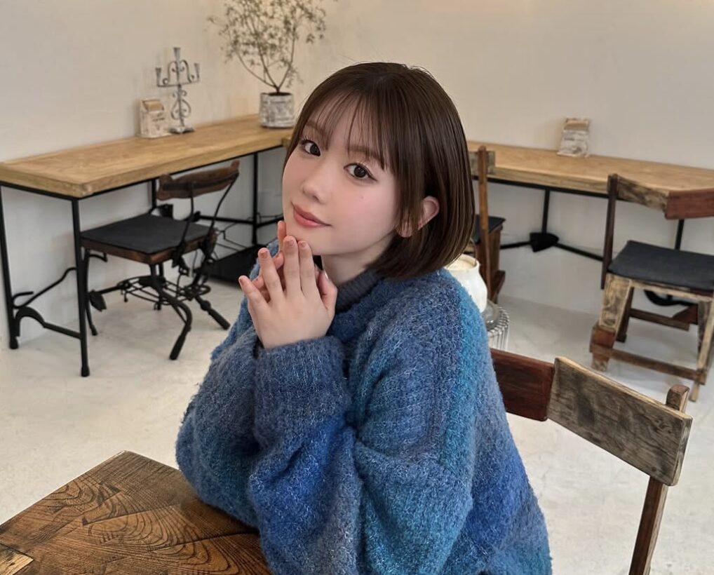 じっと見つめるあらた唯さん