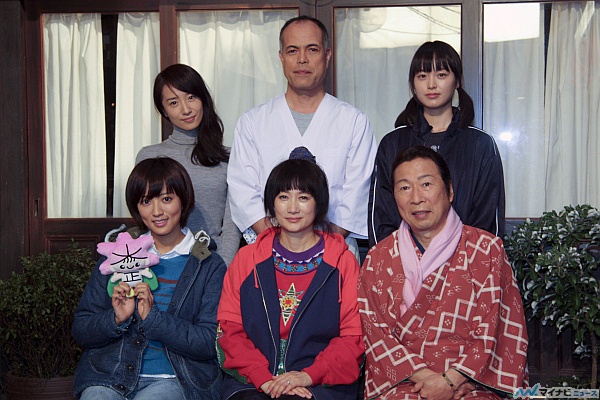 映美くららが出演した「純と愛」の出演者集合写真