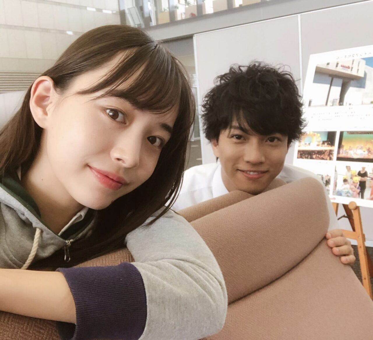 仮面ライダーゼロワンで共演した岡田龍太郎さんと井桁弘恵さんのツーショット写真