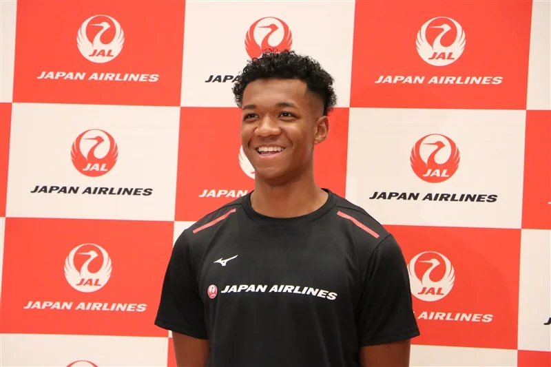 JALアスリート社員の一員となった村竹ラシッド選手の写真
