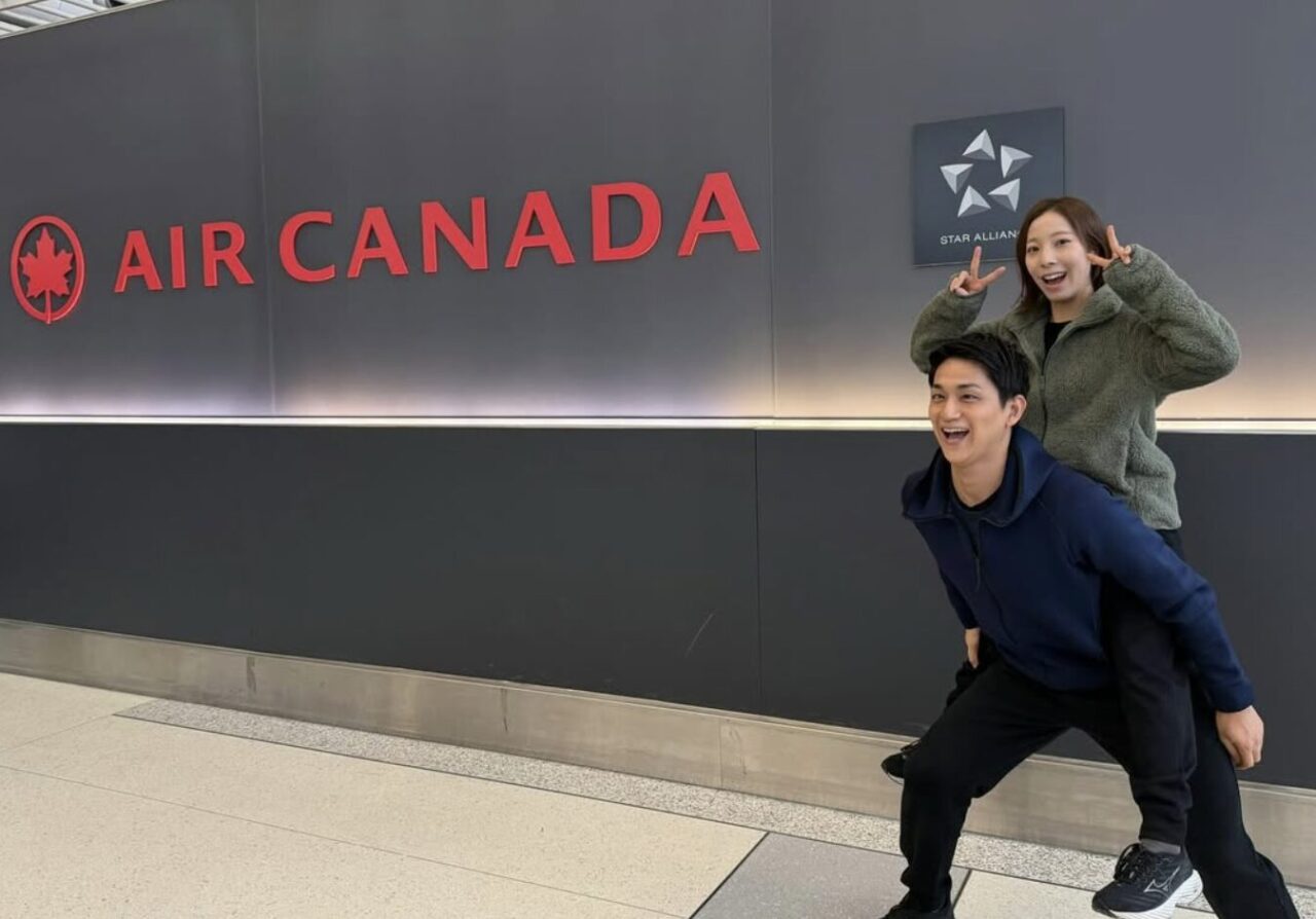 2025年12月GPファイナルに向けてカナダから日本へ出発する際のりくりゅうペアの写真