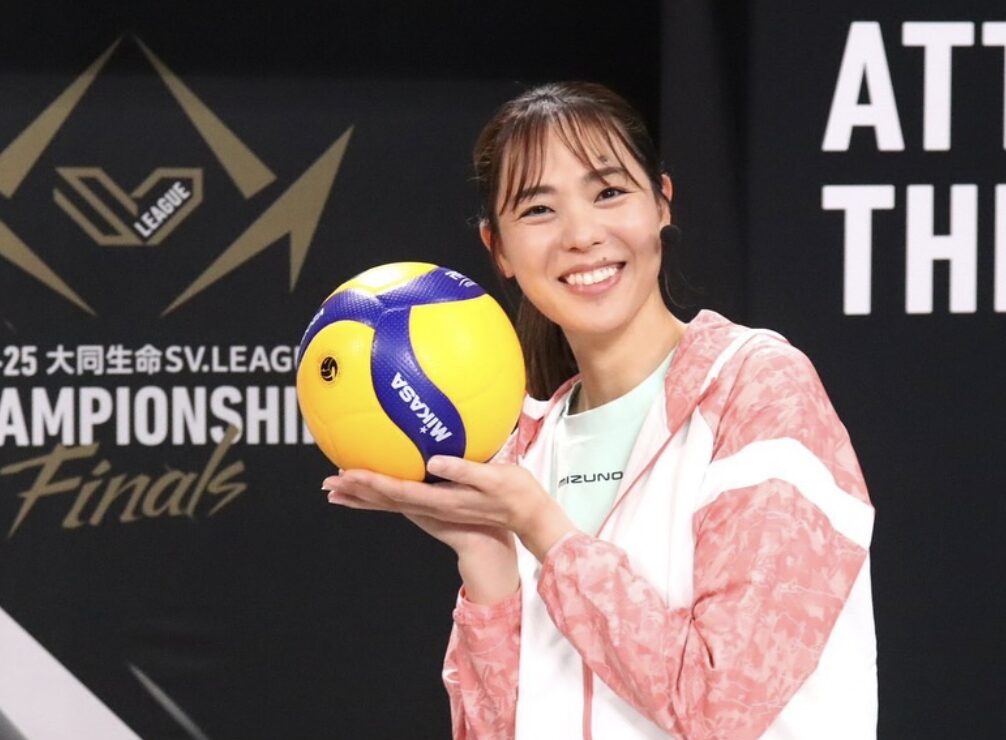 迫田さおりがバレーボールを手に笑顔を見せる姿。ほくろがチャームポイントの元日本代表選手