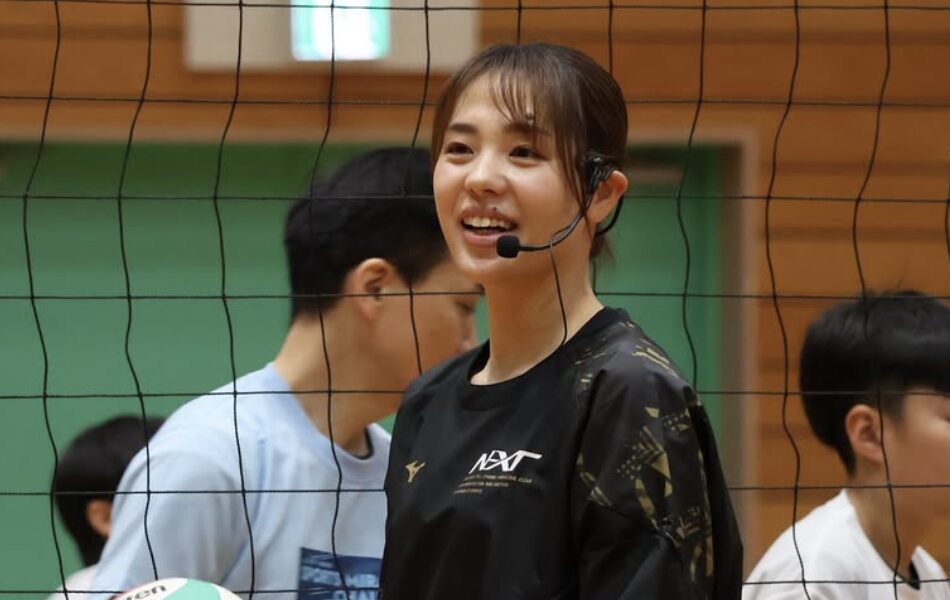 迫田さおりが体育館でマイクをつけて指導する様子。バレーボール解説者として活動中
