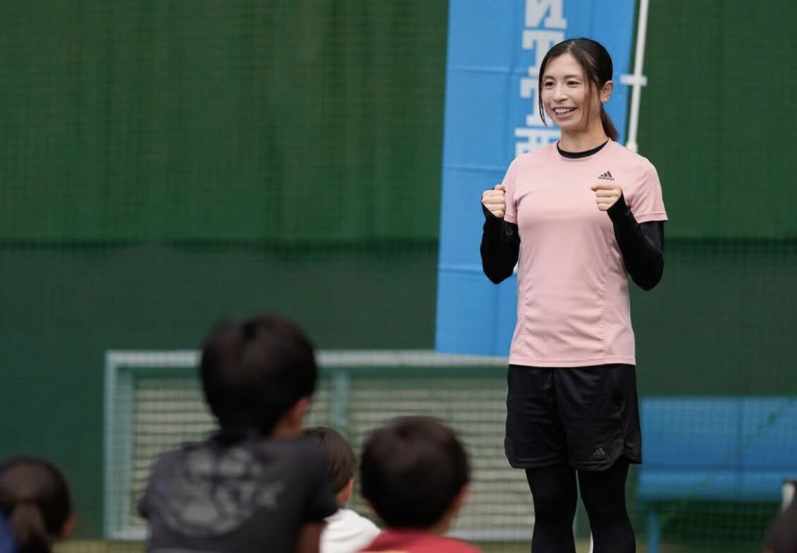 サッカー教室で笑顔を見せる鮫島彩さん。柔らかい表情と人を包み込む雰囲気が伝わる。
