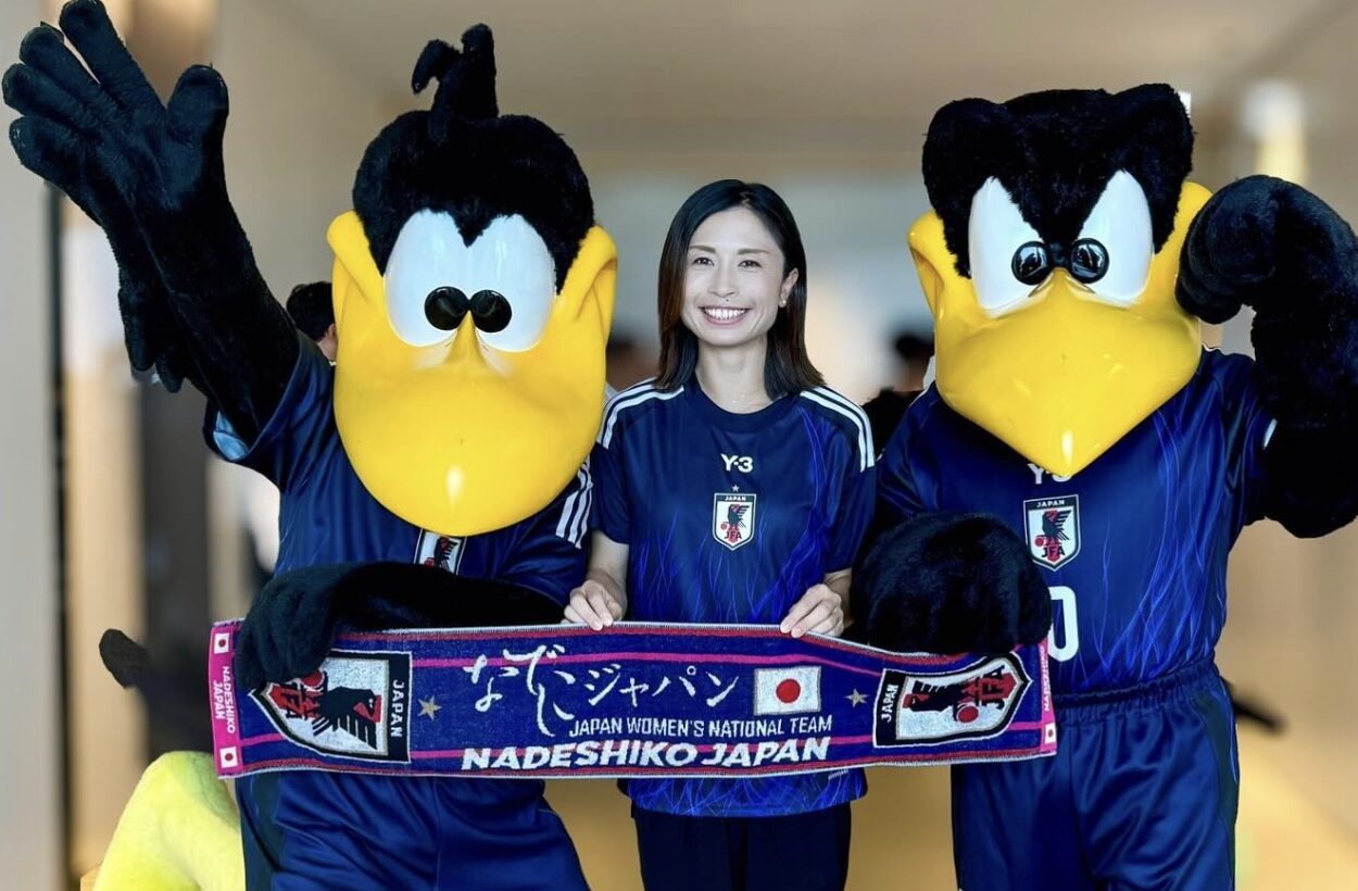 マスコットたちと笑顔で写る鮫島彩さん。なでしこジャパンの象徴として、多くの人に愛されてきた。