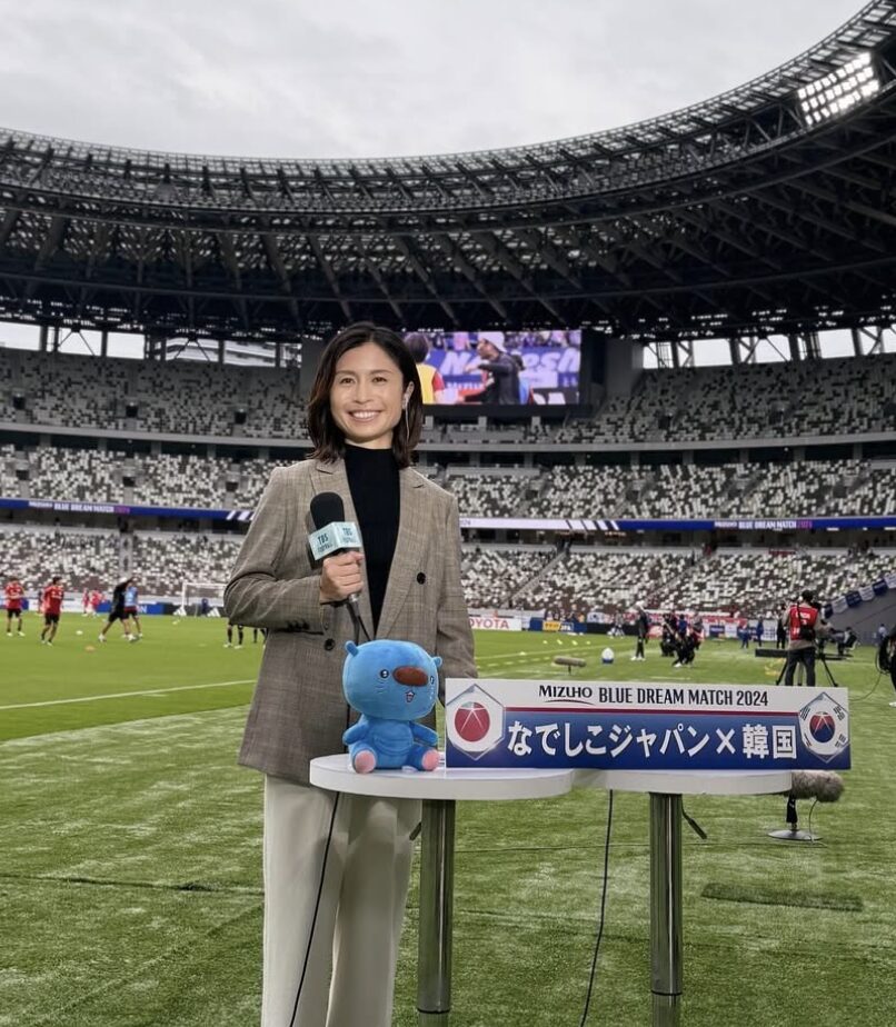 スタジアムでリポーターを務める鮫島彩さん。引退後もサッカー界に関わり続けている姿が印象的。